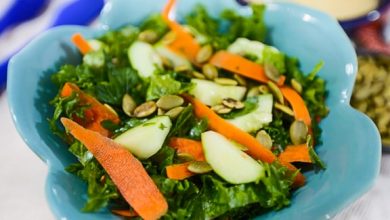 Photo of Salade de chou frisé et concombre avec vinaigrette avocat-tahini