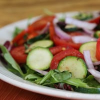 Salade de tomates, courgettes et oignons rouges