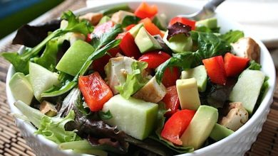 Photo of Salade de légumes verts à l’avocat, aux pommes et au tofu cuit au four
