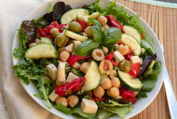 Salade de courgettes, poivrons rouges rôtis et mozzarella vegan au basilic frais