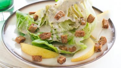 Photo of Salade de quartiers de laitue au beurre avec poires et bacon au tempeh