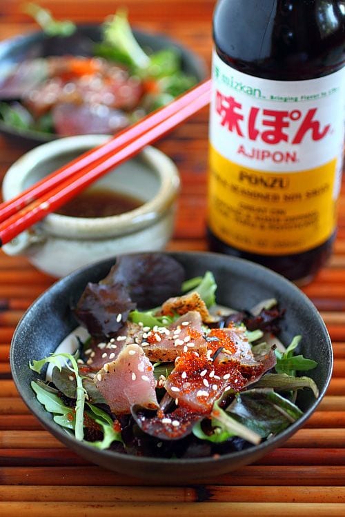 Apprenez à faire du thon ahi poêlé à la maison et utilisez-le pour faire une salade de thon ahi poêlé.  Salade de thon ahi poêlé avec vinaigrette Mizkan ponzu.  |  rasamalaysia.com