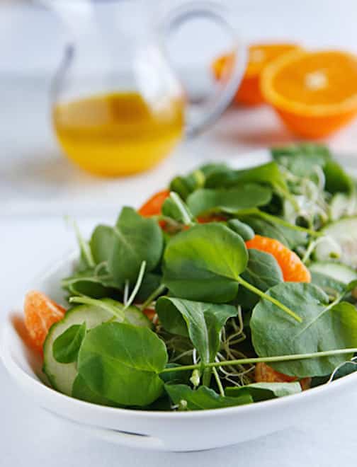 Salade de légumes verts de printemps aux concombres et oranges