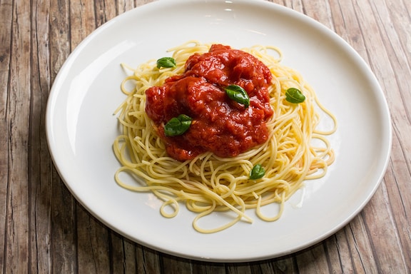 Sauce marinara maison avec des tomates fraîches sur des spaghettis