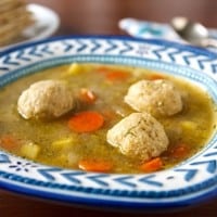 recette de soupe aux boulettes de matzo végétalienne