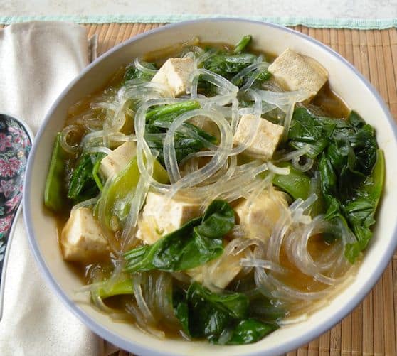 Soupe de nouilles aux haricots secs au tofu et aux épinards