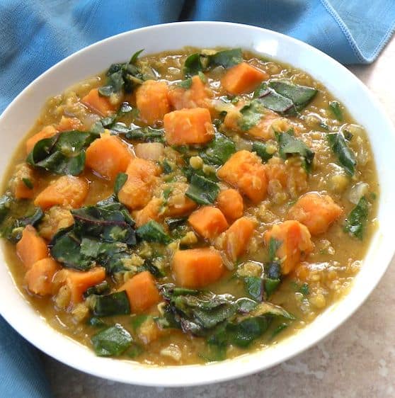 Recette de soupe aux lentilles rouges avec patates douces et légumes verts
