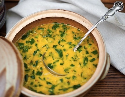 Soupe aux lentilles rouges au cari et à la noix de coco aux épinards par leslie cerier