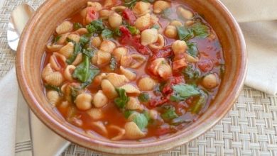 Photo of Soupe aux pois chiches aux tomates avec minuscules pâtes et fines herbes fraîches