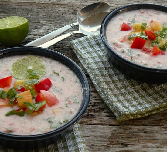 Soupe froide aux tomates et à la noix de coco