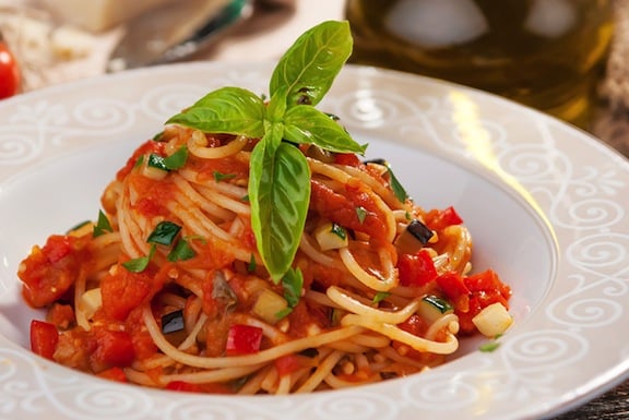 Spaghetti aglio olio avec recettes de tomates fraîches et séchées
