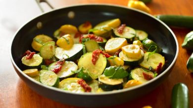 Photo of Sauté de courge d’été simple avec tomates séchées et basilic