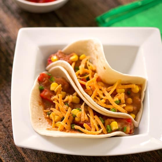 Recette de tacos mous vegan avec haricots frits et maïs