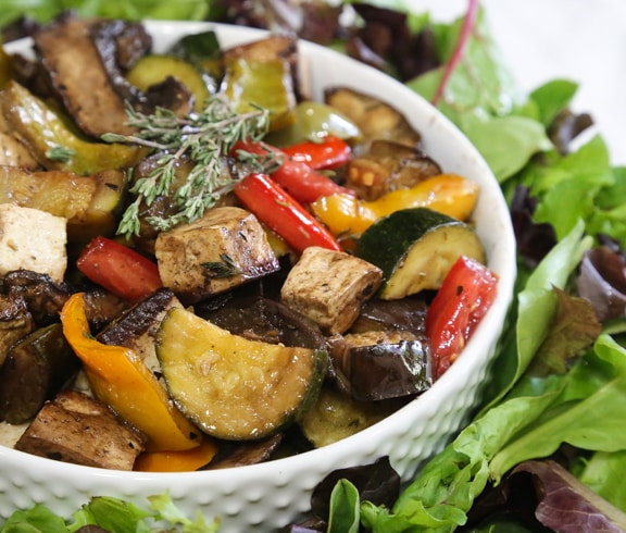 Tofu aux légumes italiens rôtis au balsamique