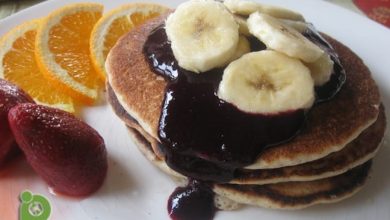 Photo of Crêpes «babeurre» sans gluten et végétaliennes au sirop de myrtille