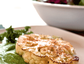 Photo of «Steaks» de chou-fleur avec purée de pois verts