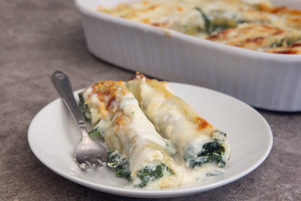 cannelloni sur une plaque blanche