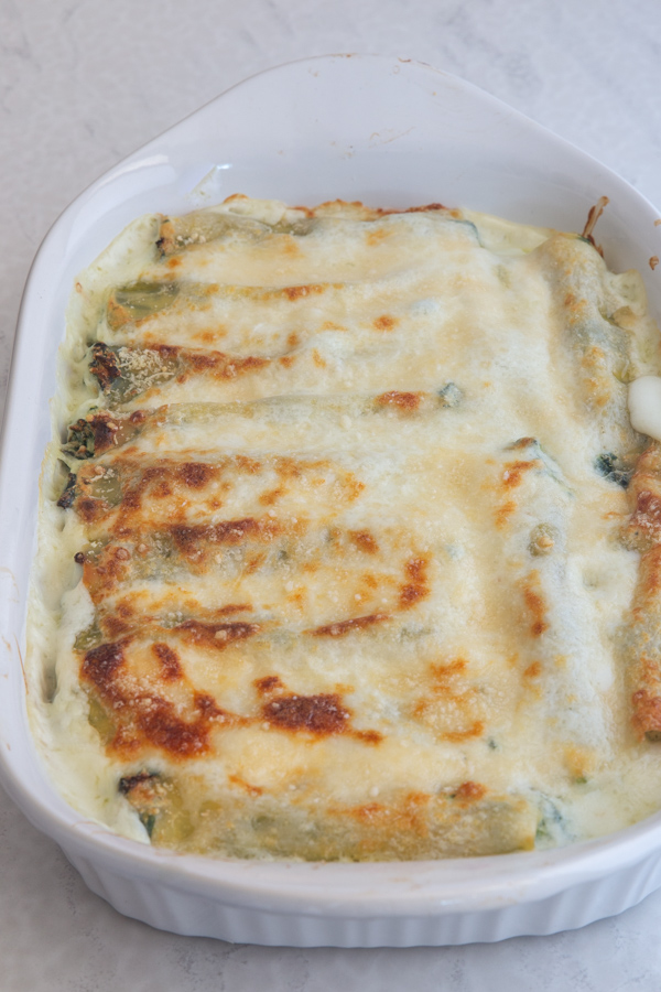 cannelloni cuit au four dans un plat allant au four blanc.