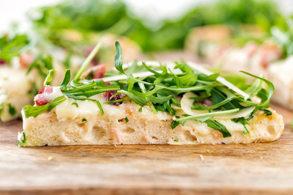 une tranche de pizza sur une planche de bois.