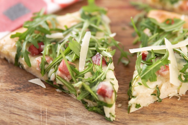 2 tranches de pizza sur une planche de bois.