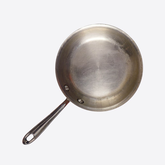 L'image peut contenir une poêle à frire et un wok