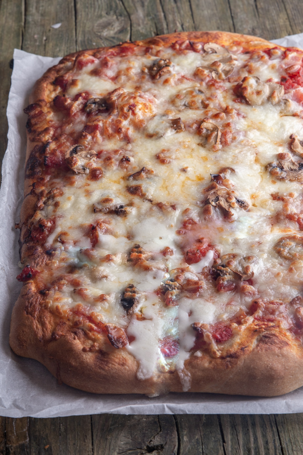 pizza entière sur un morceau de papier sulfurisé.