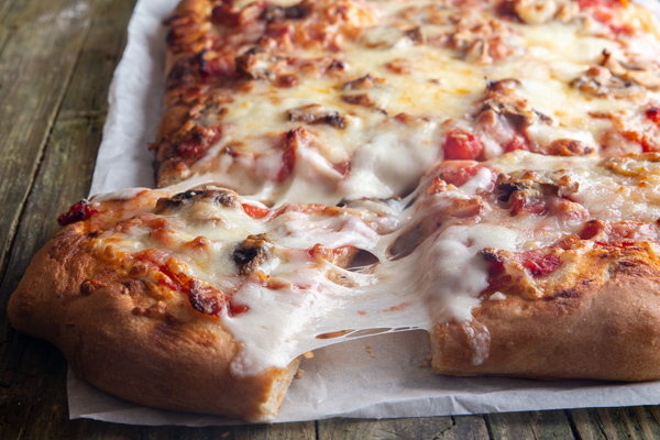 une tranche de morceaux retirée de la pizza.