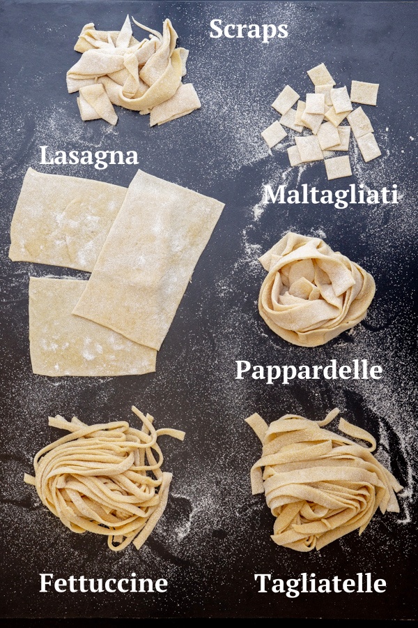 Différents types de pâtes avec des noms attachés.