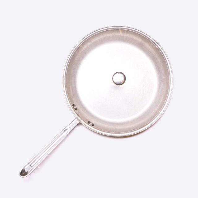 L'image peut contenir un wok et une poêle à frire