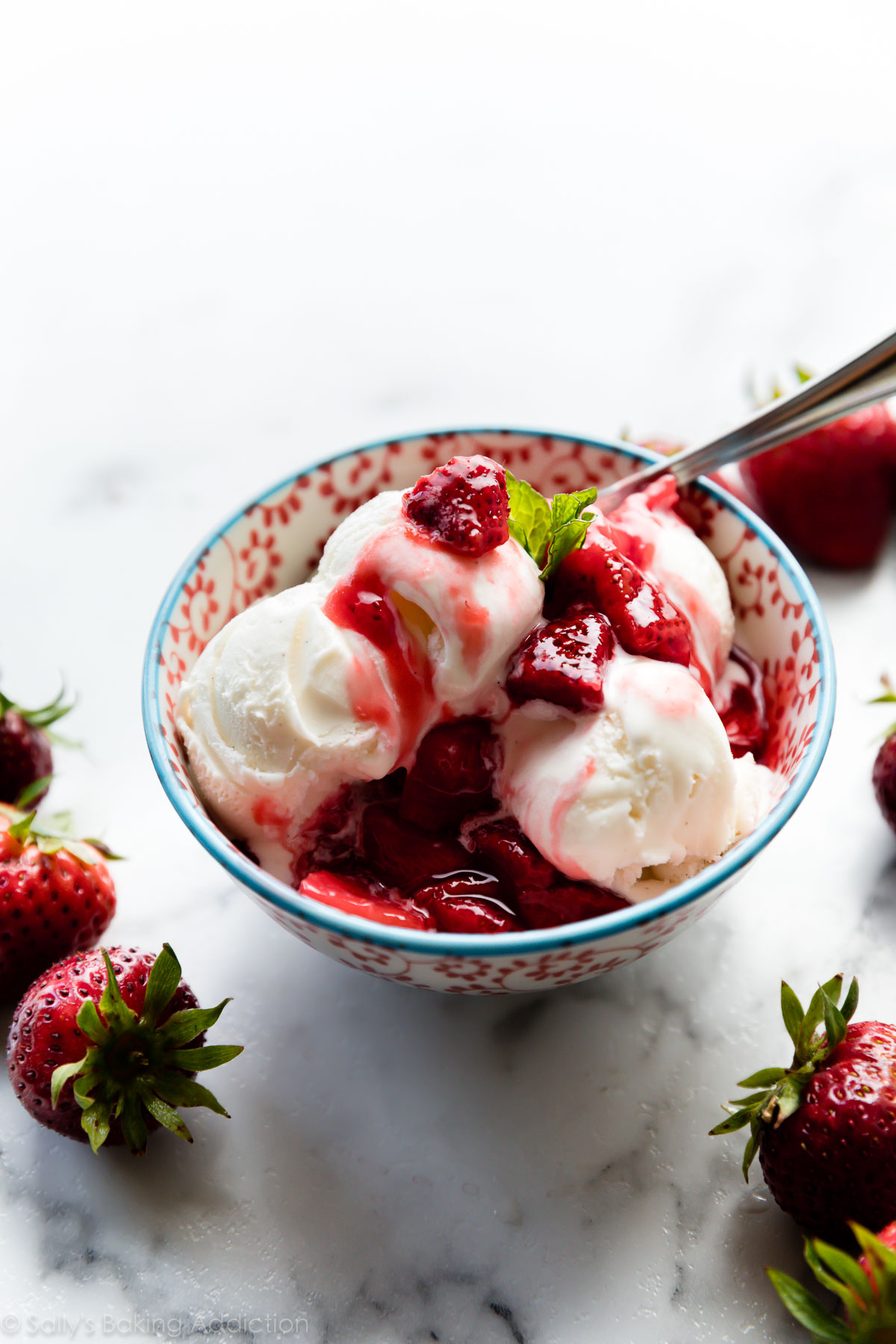 garniture de dessert aux fraises sur crème glacée