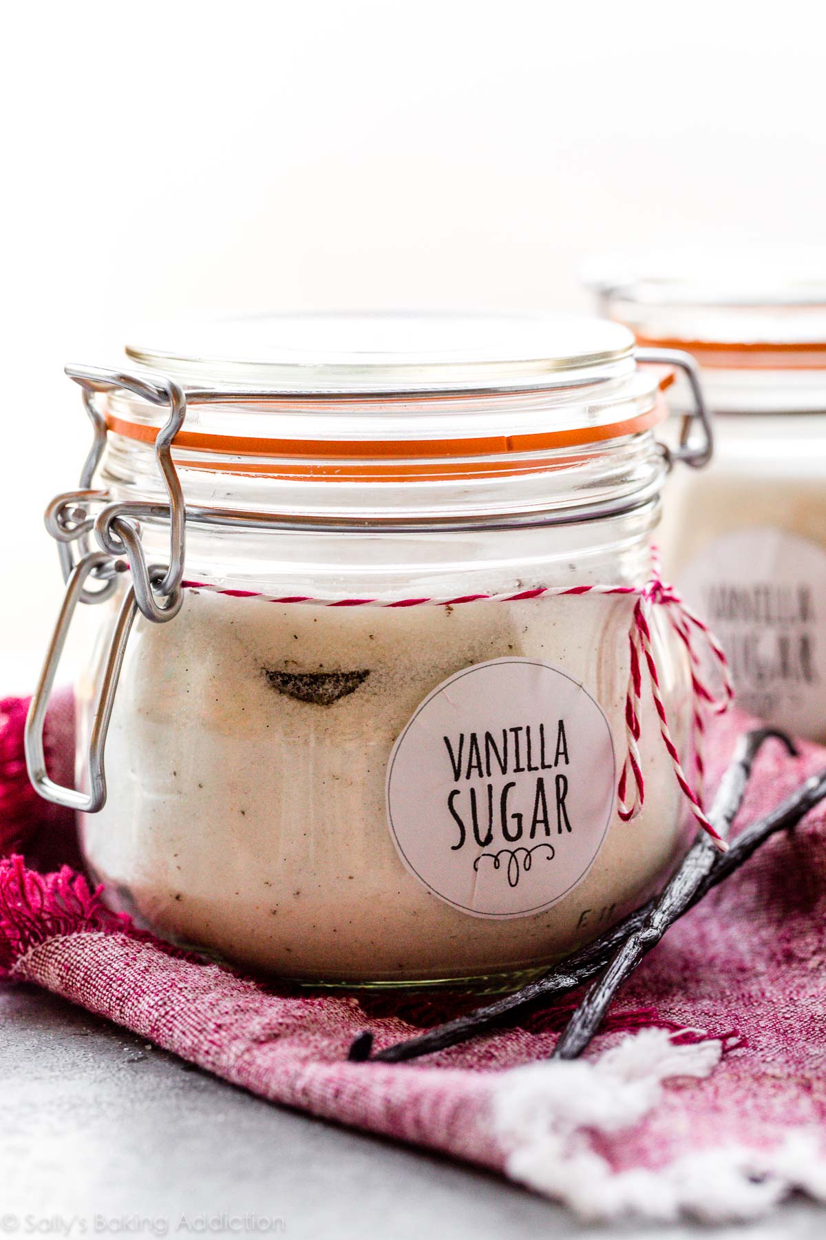 sucre vanillé maison dans un bocal avec des gousses de vanille sur le côté