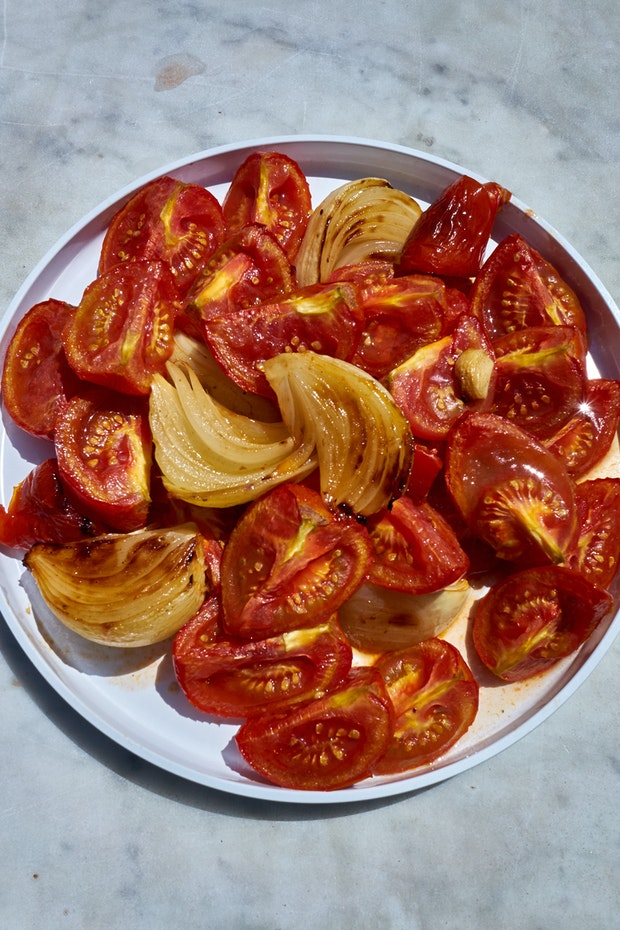 Tomates et oignons sur une assiette après la torréfaction.