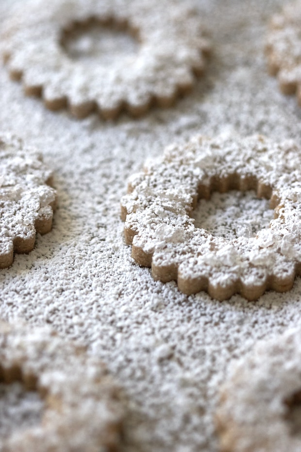 Biscuits de seigle suédois sur une plaque à pâtisserie
