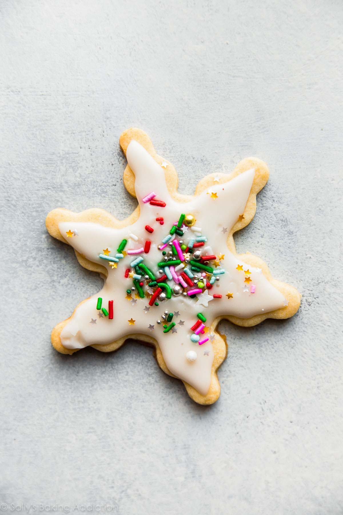 biscuit au sucre flocon de neige avec glaçage à biscuits et pépites de Noël sur le dessus