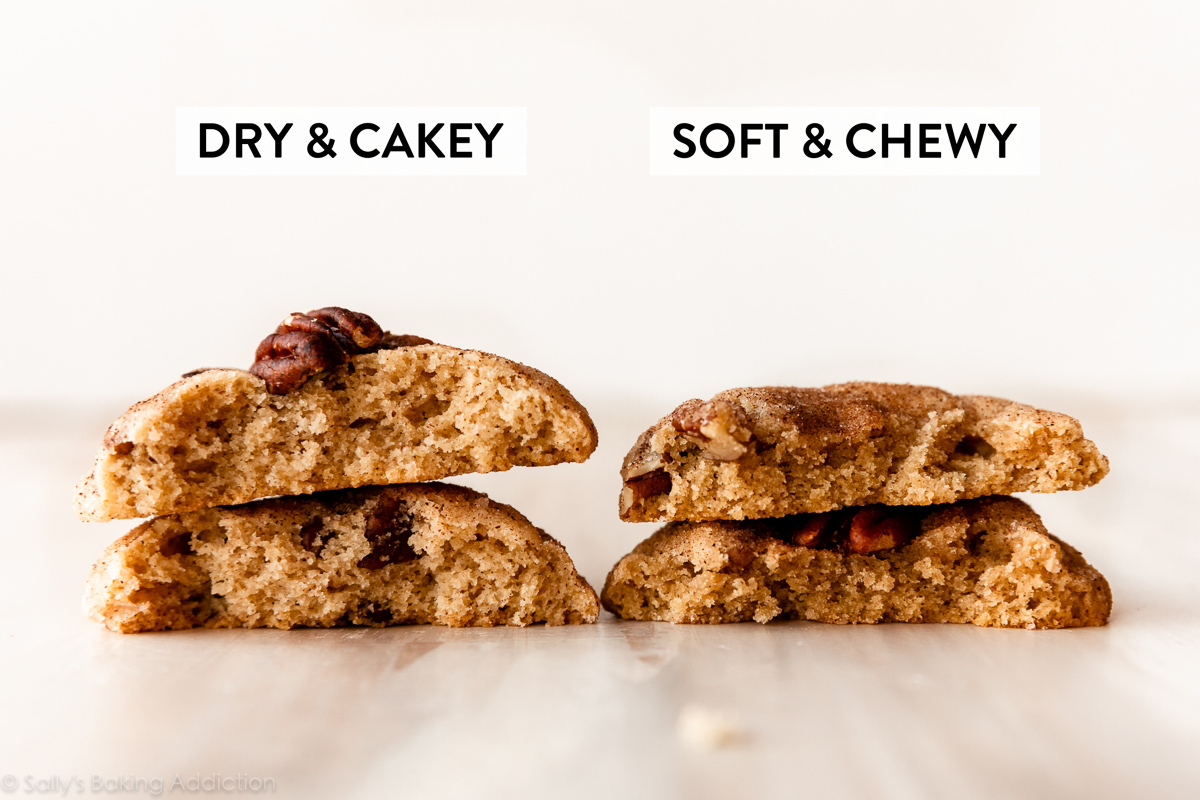 biscuits snickerdoodle aux pacanes et à l'érable cassés en deux pour montrer la différence de texture