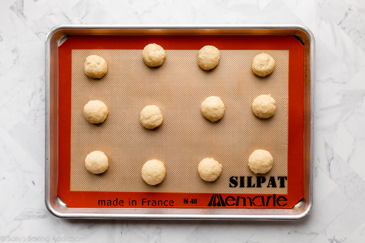 Biscuits au citron et à la noix de coco sur une plaque à pâtisserie tapissée