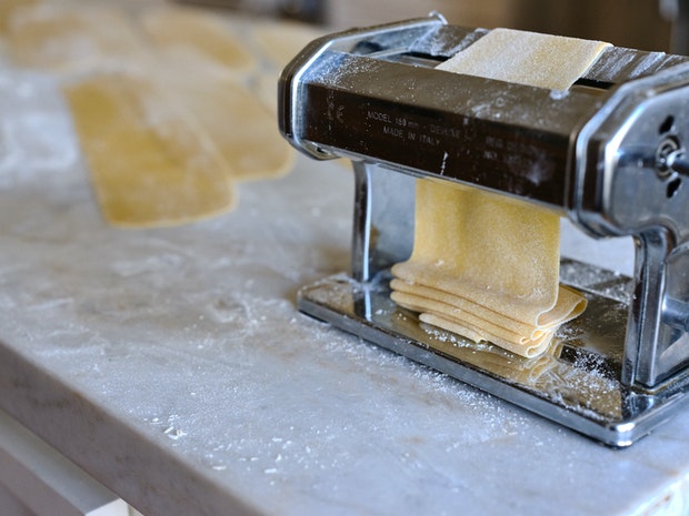 Machine à pâtes fabriquant des feuilles de pâte à pâtes à partir desquelles vous découpez des pappardelles