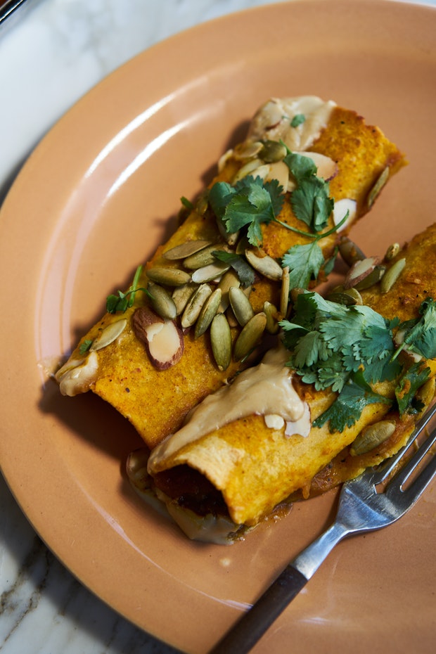 Enchiladas végétaliennes rapides avec sauce aux patates douces