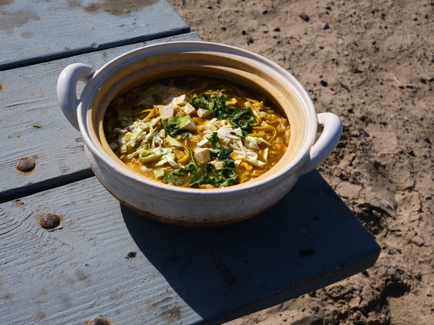 Repas dans un bocal : nouilles épicées au curry et à la noix de coco