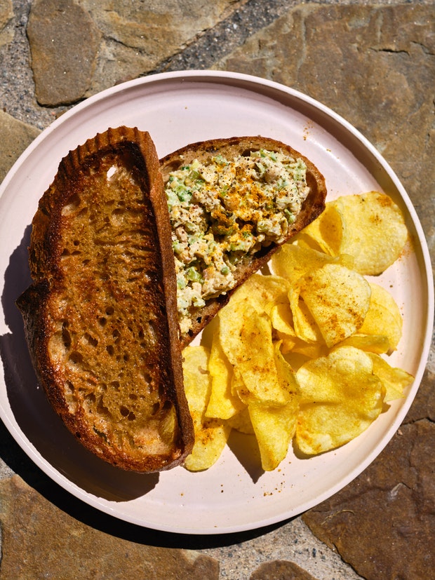 Sandwich à la salade de pois chiches sur une assiette avec des croustilles