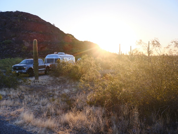 Camping au coucher du soleil dans le désert de l'Arizona