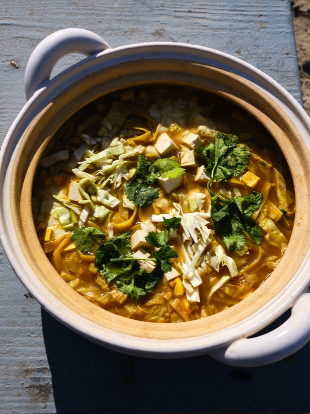 Repas dans un pot de nouilles épicées au curry