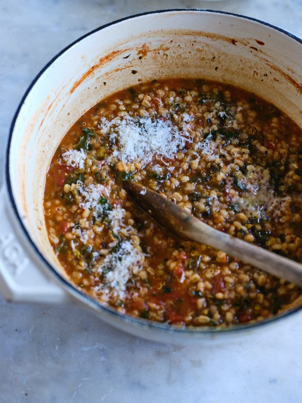 Repas dans un pot de soupe italienne à l'orge