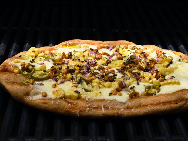 Photo en gros plan d'une pizza blanche garnie de maïs, de piments et de mozzarella » border=