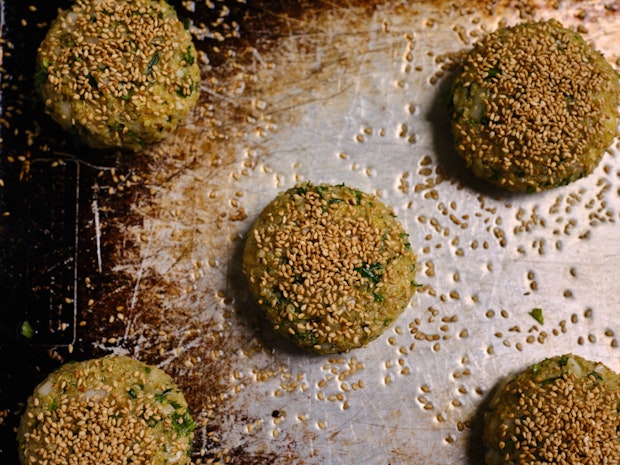 Galettes de quinoa sur une plaque à pâtisserie avant la cuisson