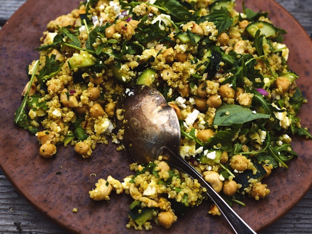 salade de quinoa sur une grande assiette avec une cuillère de service