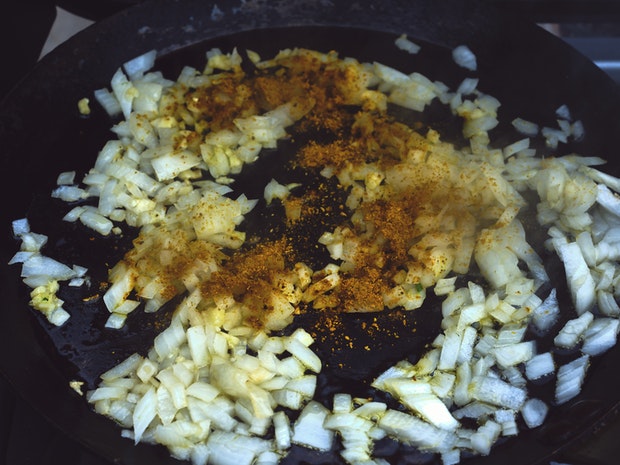 oignons, ail, poudre de curry cuisson à la poêle