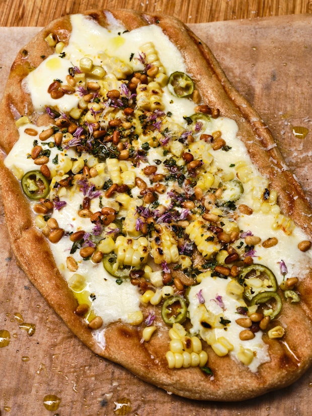 pizza grillée garnie de mozzarella, maïs, jalapeno et pignons de pin