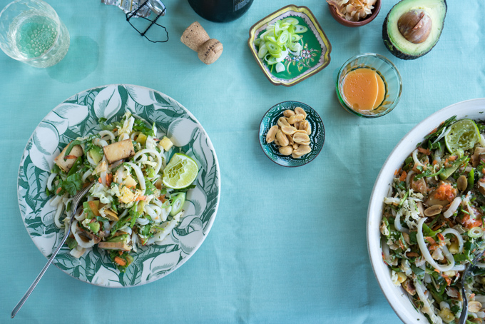 Salade de nouilles arc-en-ciel Sriracha sur une assiette - l'une des dix recettes de nouilles les plus populaires