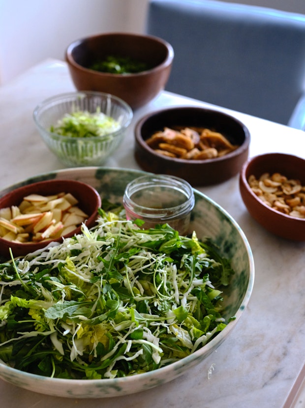 ingrédients pour une salade de poulet non râpée disposée sur un comptoir